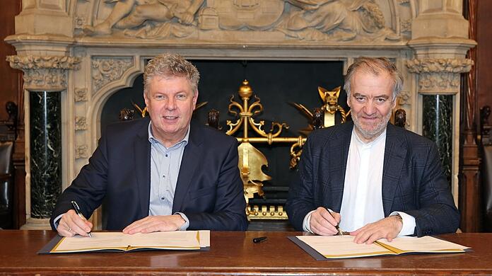 Der Dirigent Valery Gergiev mit Oberbürgermeister Dieter Reiter 2018 bei der Verlängerung des Vertrags im Rathaus.