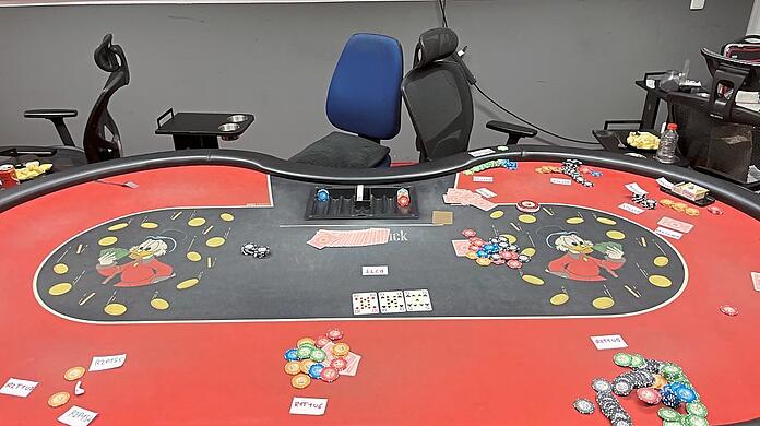 Der Pokertisch, den die Organisatoren der illegalen Zockerrunde organisiert haben mit Karten und Pokerchips.  Fotos (2): Polizei