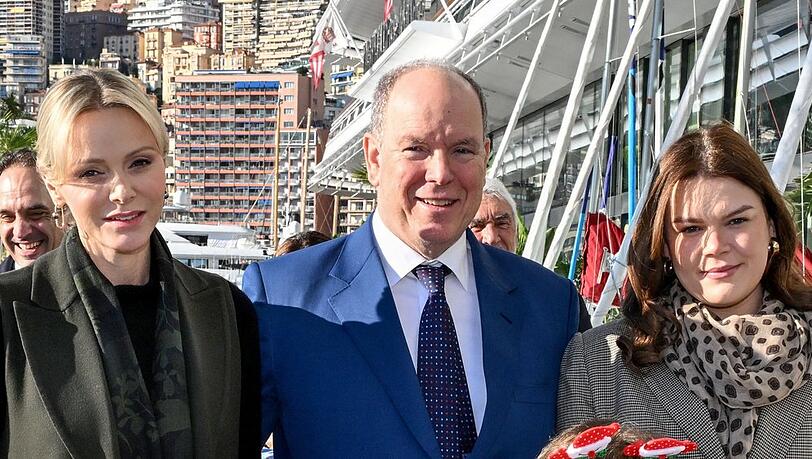 Charlène und Albert von Monaco mit Nichte Camilla Gottlieb (r.) bei der Geschenkaktion.