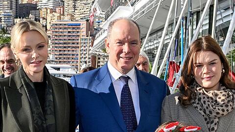 Charlène und Albert von Monaco mit Nichte Camilla Gottlieb (r.) bei der Geschenkaktion.