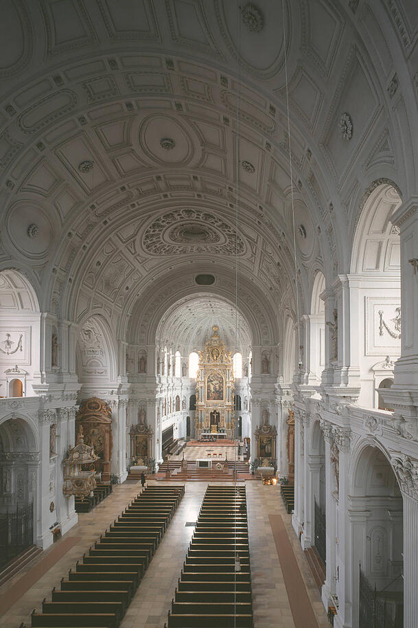 St. Michael: Blick auf das weltweit zweitgrößte Tonnengewölbe und auf den Hochaltar.
