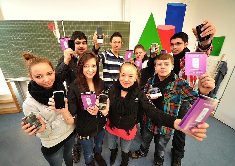 Die Schüler mit ihren Handys und den Ratgebern (v.l.): Jenny, Eren, Gül, Mustafa, Michaela, Flo, Sylweg und Sezer. Foto: Feindt