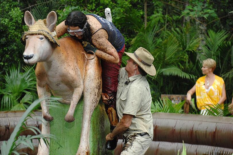 Dann ist Iris dran. Patrick: &bdquo;Das schaffst du, Baby!&ldquo; Daniel stellt ihre erste Frage:  &bdquo;Wie viele Kilometer breit ist Australien von Ost nach West?&ldquo; Iris: &bdquo;Puuuh, 1.000?&ldquo; Die leidenschaftliche Westernreiterin &ndash; zur Freude aller ist sie ohne BH angetreten - macht zunächst eine gute Figur auf dem Rücken des Kängurus.
