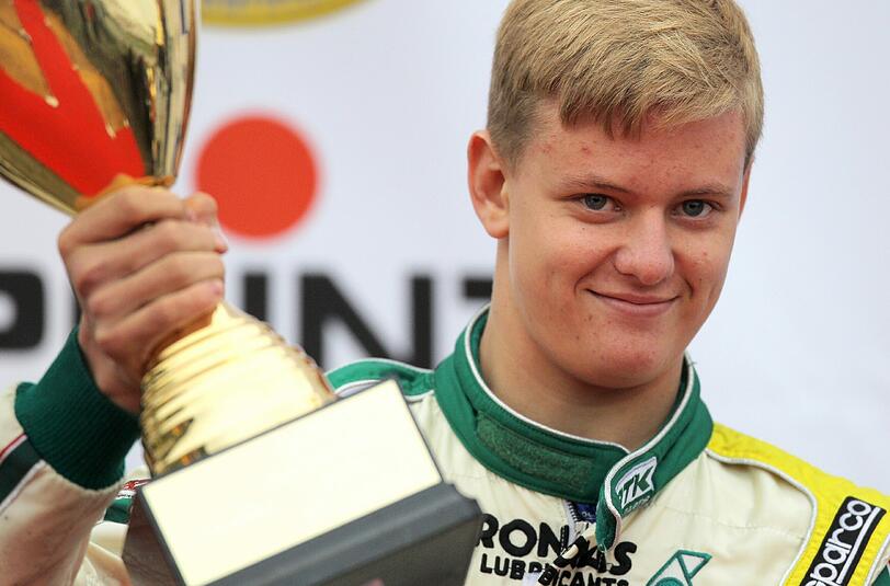 Mick Schumacher bei der Siegerehrung der Deutschen Kartmeisterschaft im belgischen Genk.