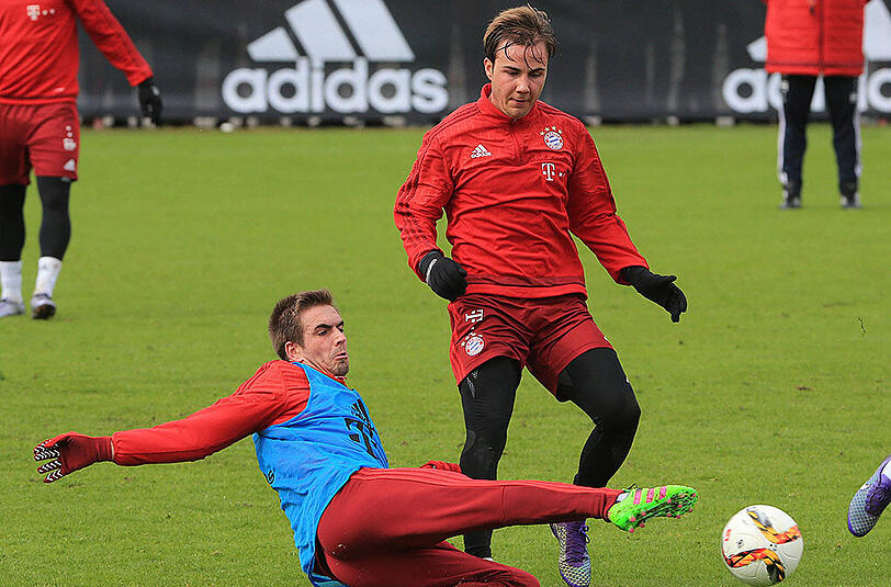 Mario Götze setzt sich gegen Philipp Lahm durch.