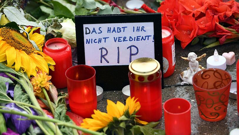 Anteilnahme vor dem OEZ: Am Montag nach der Schießerei trauern Münchner vor dem Einkaufszentrum und gedenken mit Bildern, Blumen und Schildern. Anteilnahme vor dem OEZ: Am Montag nach der Schießerei trauern Münchner vor dem Einkaufszentrum und gedenken mit Bildern, Blumen und Schildern.