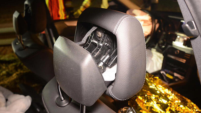Auf der B388 im Landkreis Landshut kommt es zu einem schweren Unfall nach einem Reifenplatzer. Drei Personen werden verletzt.