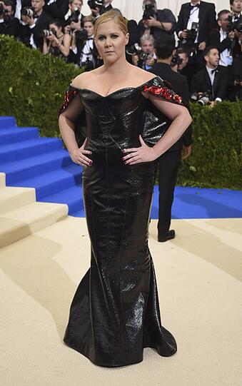 Flop: Amy Schumer in einem düsteren Kleid