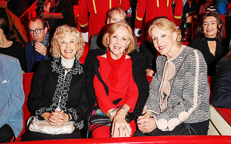 Damen-Riege: Bibi Johns mit Alice und Ellen Kessler.
