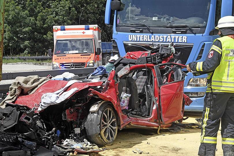 Vier Schwerverletzte sind die Bilanz eines Horror-Unfalls auf der A99.