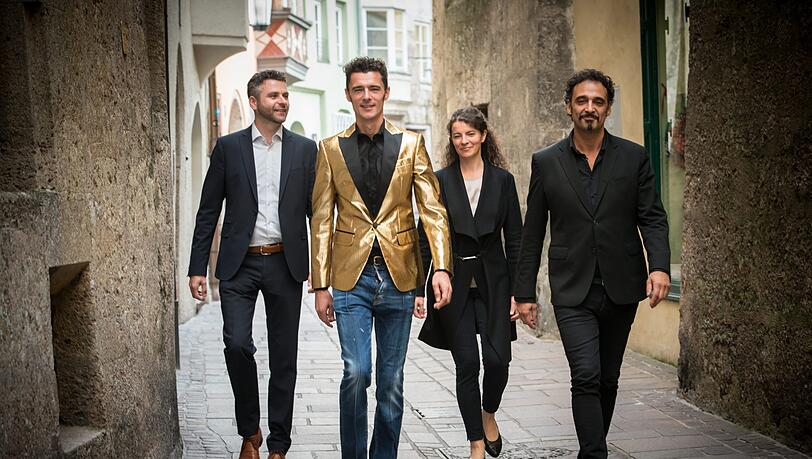 Mit einem Hauch von Dandy und Hipster: Herbert Pixner mit seiner Schwester Heidi (Harfe), dem Gitarristen Manuel Randi (rechts) und dem Bassisten Herbert Unterlechner. Mit einem Hauch von Dandy und Hipster: Herbert Pixner mit seiner Schwester Heidi (Harfe), dem Gitarristen Manuel Randi (rechts) und dem Bassisten Herbert Unterlechner.