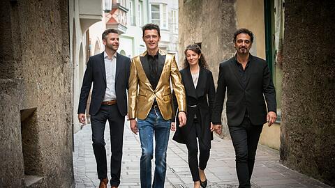 Mit einem Hauch von Dandy und Hipster: Herbert Pixner mit seiner Schwester Heidi (Harfe), dem Gitarristen Manuel Randi (rechts) und dem Bassisten Herbert Unterlechner.