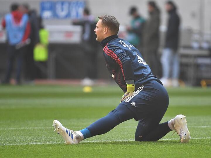 Torwart Manuel Neuer von München dehnt sich vor dem Spiel. Foto: Federico Gambarini/Archivbild