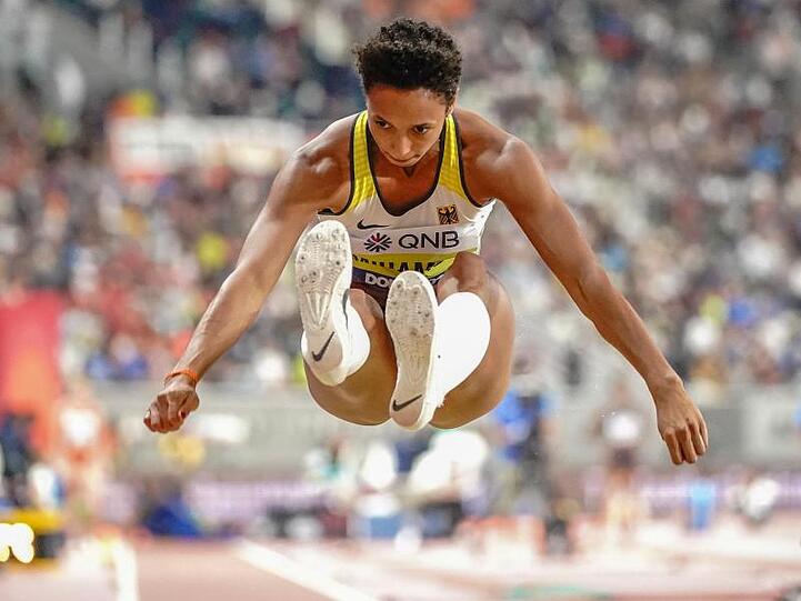 Topfavoritin Malaika Mihambo kam im ersten Versuch der Qualifikation gleich auf 6,98 Meter.