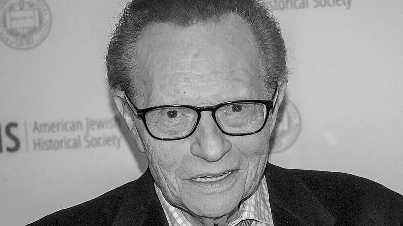 US-Talkshowlegende Larry King ist am 23. Januar 2021 im Alter von 87 Jahren in einem Klinikum in Los Angeles verstorben. Die Todesursache wurde nicht bekannt gegeben.