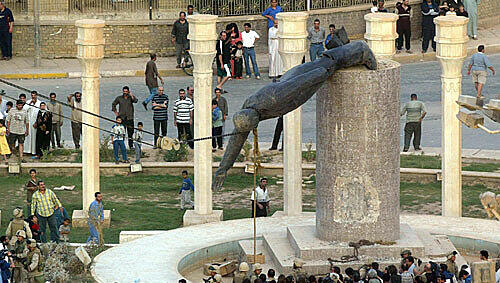 9, April 2003: in Bagdad fällt eine Statue Saddam Husseins 9, April 2003: in Bagdad fällt eine Statue Saddam Husseins