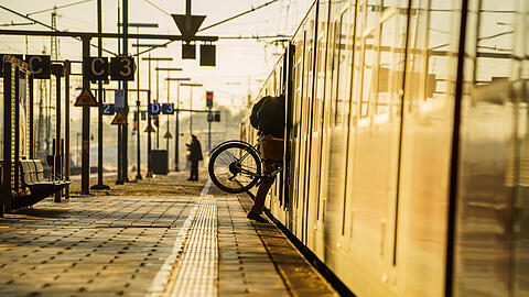 Fahrradfahrer dürfen auch heuer in den Sommerferien ihr Radl ganztägig in der Münchner S-Bahn mitnehmen. (Symbolbild)