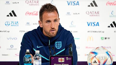 Englands Stürmerstar Harry Kane spricht auf einer Pressekonferenz.