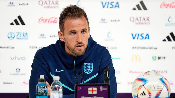 Englands Stürmerstar Harry Kane spricht auf einer Pressekonferenz.