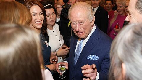 K&ouml;nig Charles zeigt sich bei dem Empfang bestens gelaunt.