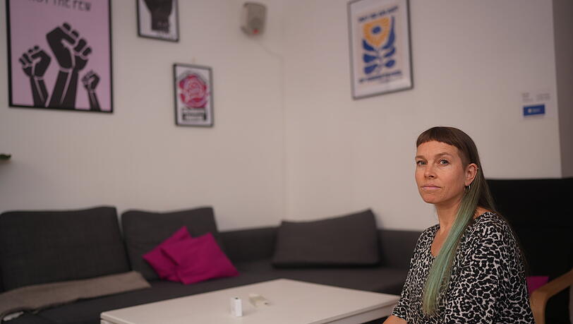 Julia Serdarov ber&auml;t Gefl&uuml;chtete im LeTra. Eine ihrer Klientinnen ist Angel N.