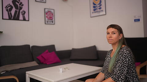 Julia Serdarov ber&auml;t Gefl&uuml;chtete im LeTra. Eine ihrer Klientinnen ist Angel N.