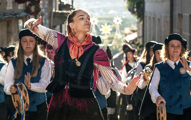 Andrea (Judith Fern&aacute;ndez) m&ouml;chte ihr Dorf zum Sieg bei einem traditionellen Musikwettbewerb f&uuml;hren.