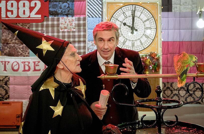 Unter der Aufsicht von Starmoderator Enzo Tortora (Fabrizio Gifuni) gelingt es Kandidatin Paola (Francesca Benedetti), den Papagei "Portobello" sagen zu lassen.