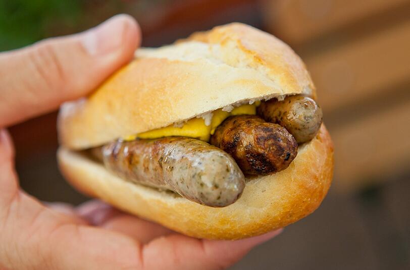 "Drei im Weggla" - dieser Snack ist den Nürnbergern jeder Cent wert. Der Freistaat Sachsen wollte im Rahmen einer Werbekampagne Bratwürstl für umsonst verteilen.