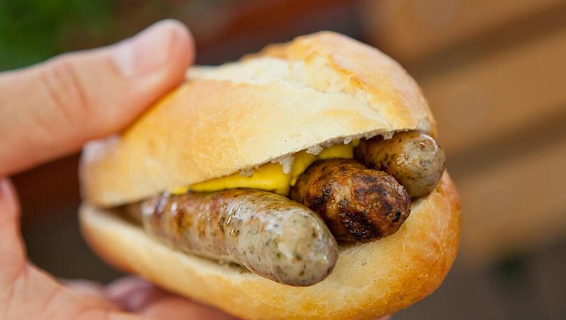 "Drei im Weggla" - dieser Snack ist den Nürnbergern jeder Cent wert. Der Freistaat Sachsen wollte im Rahmen einer Werbekampagne Bratwürstl für umsonst verteilen. "Drei im Weggla" - dieser Snack ist den Nürnbergern jeder Cent wert. Der Freistaat Sachsen wollte im Rahmen einer Werbekampagne Bratwürstl für umsonst verteilen.