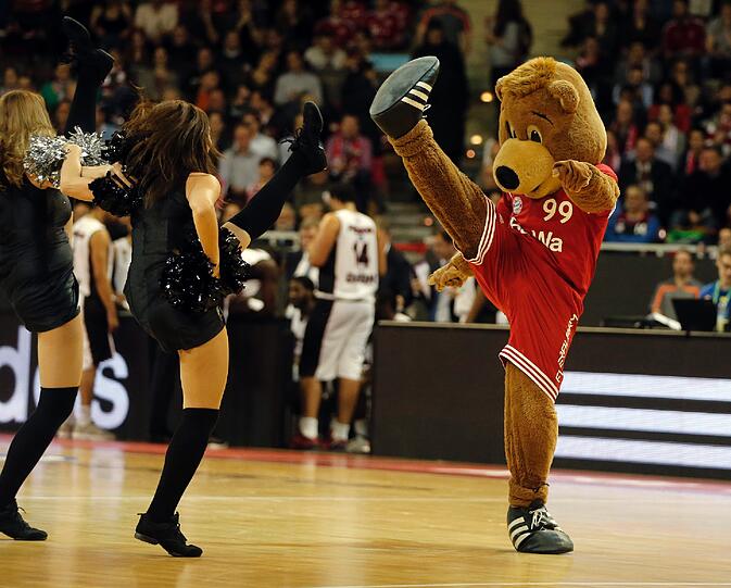 Auch Maskottchen Berni gefällt der Sieg - passend gibt's ein Tänzchen.