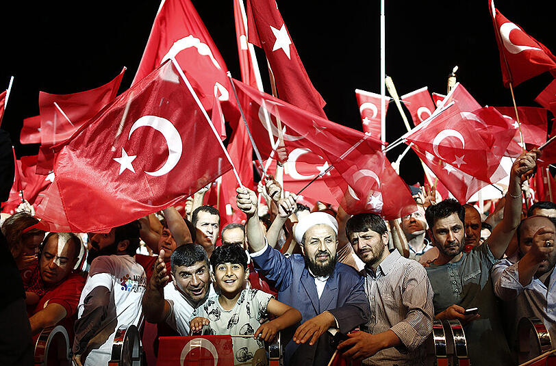 Erdogan-Anhänger auf der Bosporus-Brücke in Istanbul feiern ihren Präsidenten. Solche Bilder könnte es am Sonntag auch aus Köln geben.