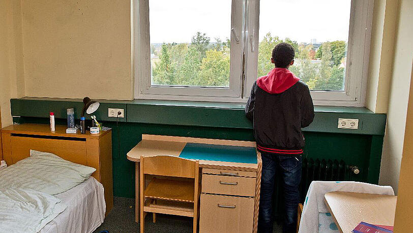 Mit der Betreuung jugendlicher Flüchtlinge waren zwischenzeitlich viel mehr Leute beschäftigt als nötig gewesen wären. (Symbolbild) Mit der Betreuung jugendlicher Flüchtlinge waren zwischenzeitlich viel mehr Leute beschäftigt als nötig gewesen wären. (Symbolbild)