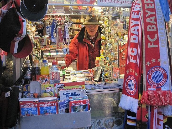 Unverkennbar: Heiner von Hausen hat sein Kiosk am Marienhof.