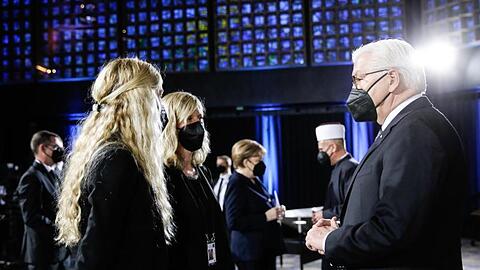 Bundespräsident Frank-Walter Steinmeier (r.) im Gespräch mit Gottesdienstbesuchern.