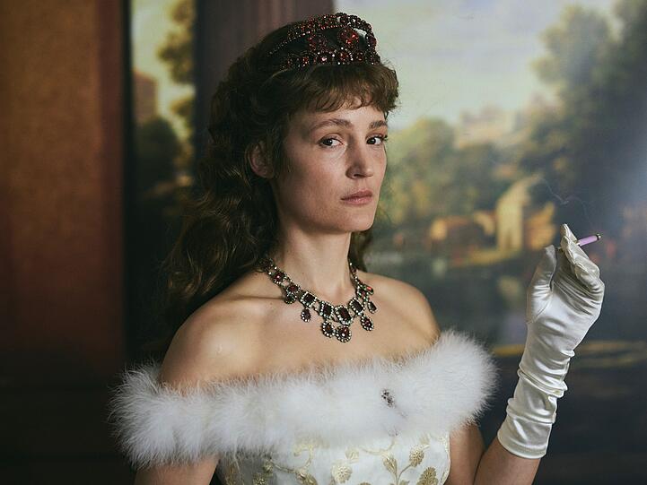 Die ARTE-Koproduktion "Corsage" mit Vicky Krieps hat das Filmfest eröffnet.