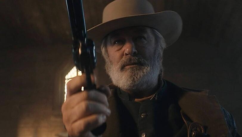 Schauspieler und Produzent Alec Baldwin mit Revolver am Filmset des Westerns "Rust". Schauspieler und Produzent Alec Baldwin mit Revolver am Filmset des Westerns "Rust".