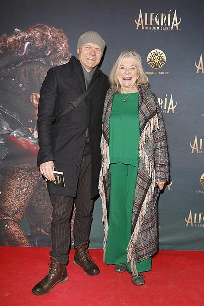 Jutta Speidel und &bdquo;Chauffeur&ldquo; Michael Mors bei der Premiere des Cirque du Soleil am Donnerstag in M&uuml;nchen. Erst in ein paar Tagen kann die Schauspielerin wieder selbst zu Veranstaltungen fahren.