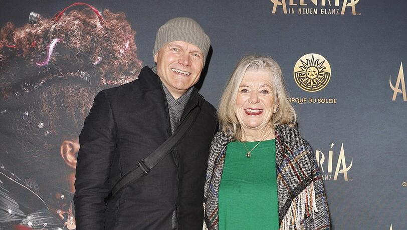 Jutta Speidel und &bdquo;Chauffeur&ldquo; Michael Mors bei der Premiere des Cirque du Soleil am Donnerstag in M&uuml;nchen. Erst in ein paar Tagen kann die Schauspielerin wieder selbst zu Veranstaltungen fahren.