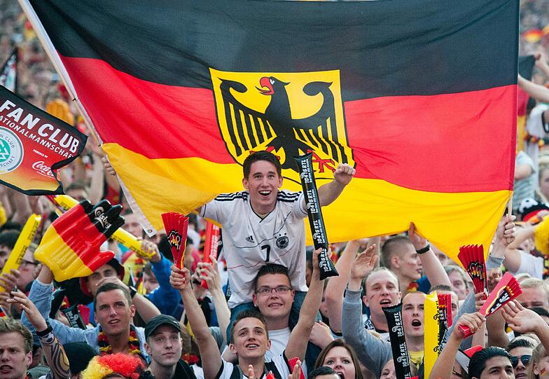 Fahnen, Masken, gute Laune: Hier feiern die Fans mit ihrer deutschen Elf den 4:2-Sieg gegen Griechenland! Die besten Bilder vom Public Viewing zum Durchklicken und Mitjubeln!