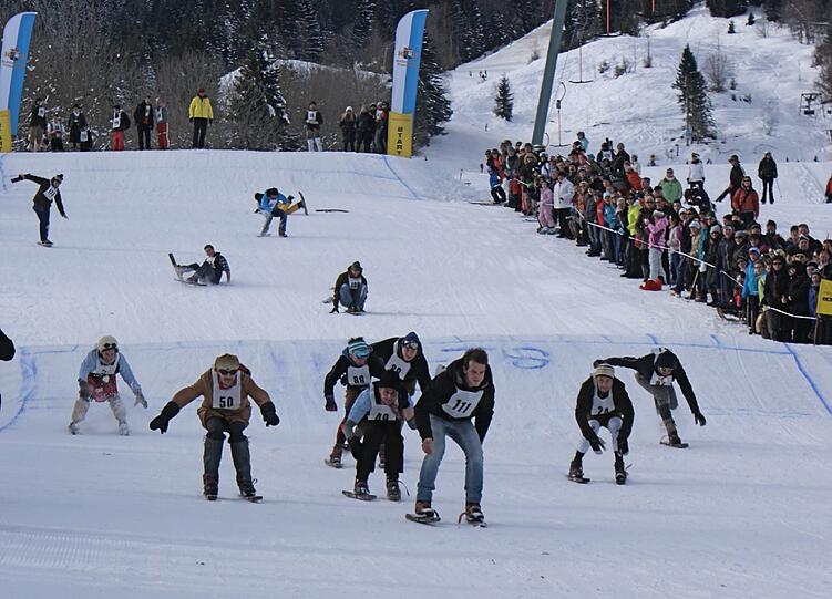 Mutige Fassdauben-Fahrer stürzen sich den Jaudenhang in Lenggries hinunter. Perfektes Bergwetter, gute Stimmung und Freibier machten die Veranstaltung zu einem gelungenen Event.