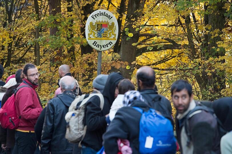 Der Zustrom von Flüchtlingen an der österreichisch-deutschen Grenze reißt nicht ab.