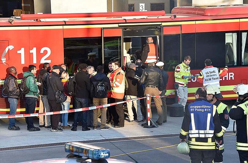 Nach erneuten Beschwerden am frühen Abend mussten sich rund 500 Mitarbeiter einer ärztlichen Untersuchung unterziehen.