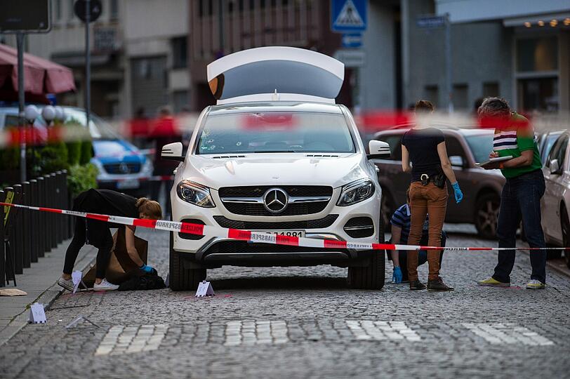 Bei einer Schießerei in der Frankfurter Innenstadt sind zwei Menschen verletzt worden. Die Hintermänner werden im Rocker-Millieu vermutet.