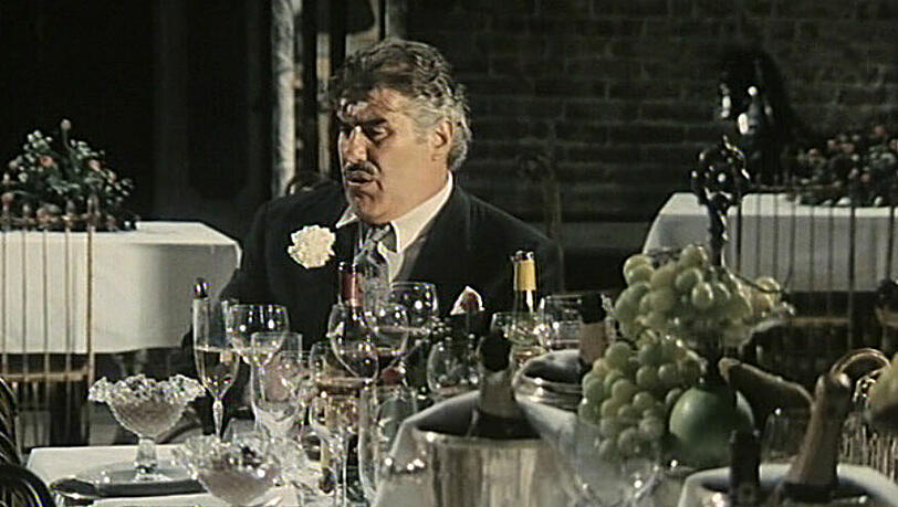 "Die lassen doch jetzt sicher alle irgendwo die Sau raus. Die h&auml;tten mich doch mitnehmen k&ouml;nnen. Dabei sein ist doch alles!"(Generaldirektor Haffenloher sitzt alleine im Edel-Lokal Villa Medici und w&uuml;rde so gerne mit Baby Party machen)