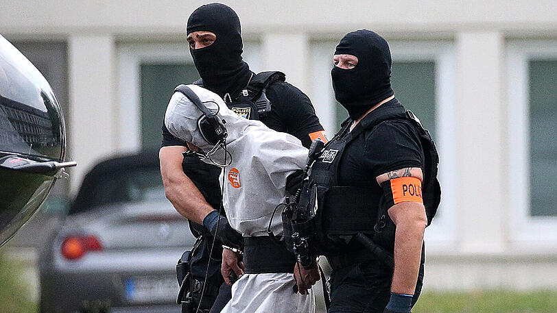 Ali B., der Tatverdächtige im Todesfall Susanna, wird von Beamten einer polizeilichen Spezialeinheit aus dem Justizzentrum zu einem Polizeihubschrauber gebracht.