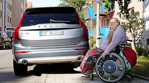 Ein großes Problem: Der schmale Gehweg ist trotz absolutem Halteverbot einfach zugestellt.