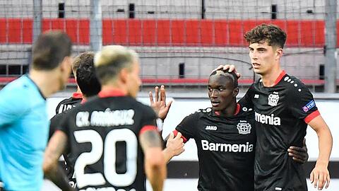 Leverkusens Torschütze Moussa Diaby (2.v.r.) feiert seinen Treffer zum 1:0 gegen die Glasgow Rangers mit mit Kai Havertz.