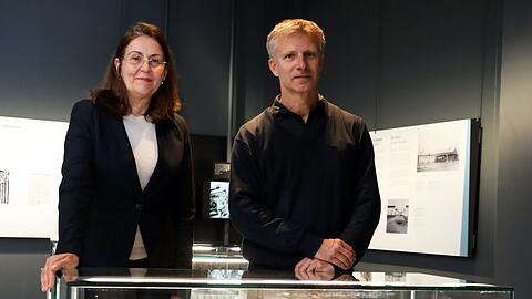 Gabriele Hammermann und Albert Knoll in der neuen Ausstellung der Gedenkstätte.