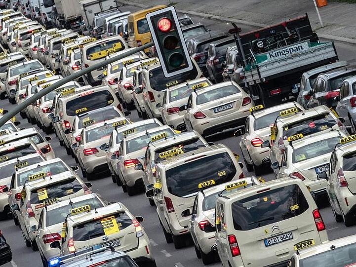 Taxifahrer fahren auf der Straße des 17. Juni zum Versammlungsort am Brandenburger Tor.